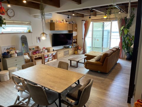 Communal lounge/ TV room, TV and multimedia, Kitchen or kitchenette, Dining area, Evening entertainment, air conditioner