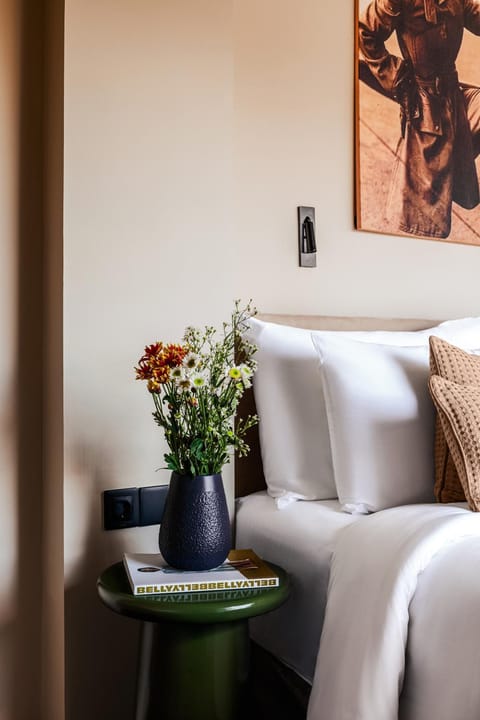 Bed, Living room, Photo of the whole room, Decorative detail, Seating area, Bedroom