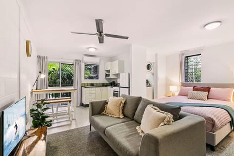 Bed, TV and multimedia, Kitchen or kitchenette, Living room, Photo of the whole room, Seating area, Dining area, oven