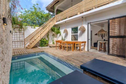 Patio, Balcony/Terrace, Seating area, Dining area, Swimming pool, Swimming pool, Inner courtyard view