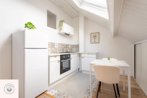 Kitchen or kitchenette, Dining area, oven, stove