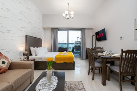 Communal lounge/ TV room, TV and multimedia, Living room, Seating area, Dining area, Evening entertainment