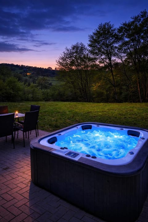 Natural landscape, Garden, Hot Tub, View (from property/room)