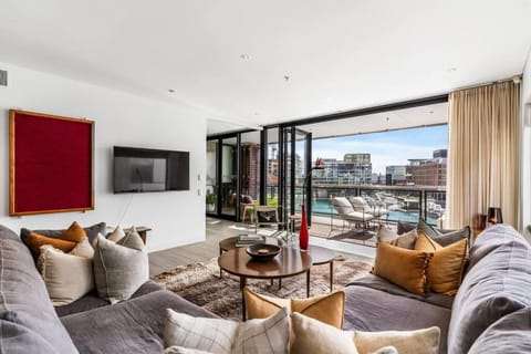 View (from property/room), Balcony/Terrace, Evening entertainment, City view