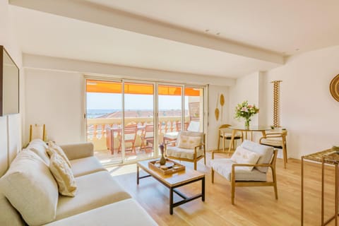 View (from property/room), Balcony/Terrace, Living room, Seating area, Dining area, Sea view