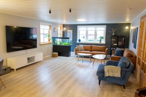 Communal lounge/ TV room, TV and multimedia, Living room, Seating area, Evening entertainment