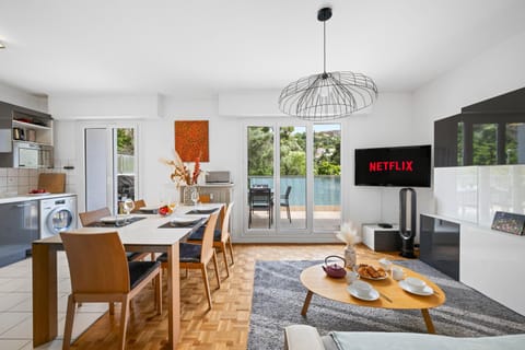 Kitchen or kitchenette, Living room, Seating area, Dining area, oven, stove