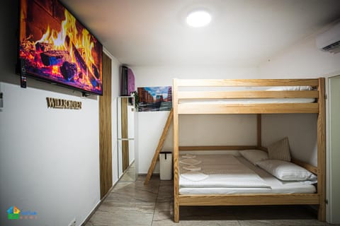 Bed, Photo of the whole room, Bedroom, bunk bed, towels