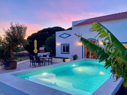 Property building, Garden, Pool view, Swimming pool, Swimming pool, Sunset