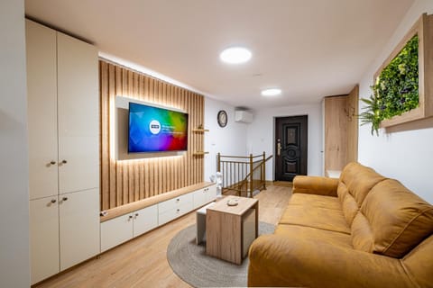Communal lounge/ TV room, TV and multimedia, Living room, Seating area, Evening entertainment