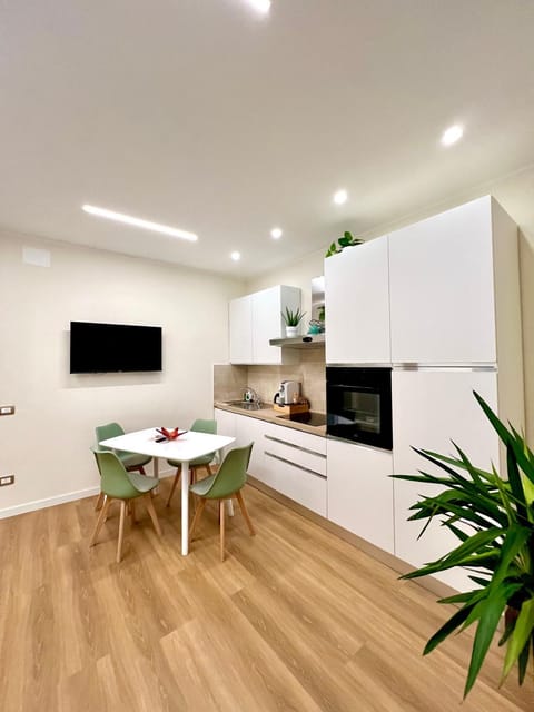 Kitchen or kitchenette, Dining area, oven