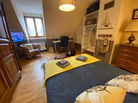 Bed, TV and multimedia, Photo of the whole room, Seating area, Bedroom, towels, wardrobe