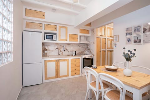 Kitchen or kitchenette, Dining area, oven, stove