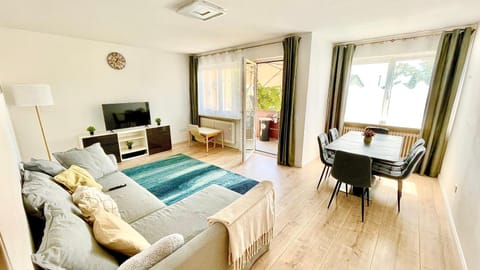 Bed, TV and multimedia, Living room, Seating area, Dining area, Evening entertainment, Bedroom