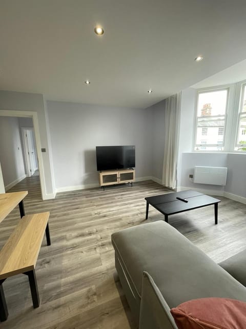 Communal lounge/ TV room, TV and multimedia, Living room, Seating area, Evening entertainment