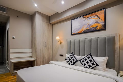 Bed, Living room, Photo of the whole room, Seating area, Bedroom