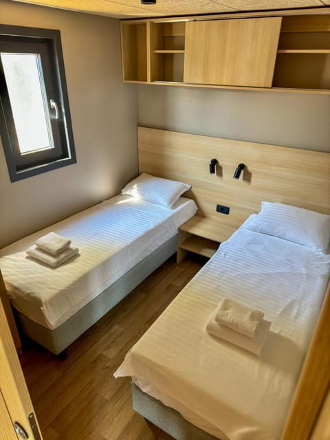 Bed, Bedroom, towels