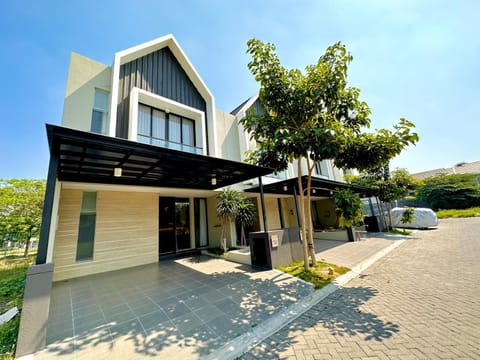 Property building, Facade/entrance, Day, Parking