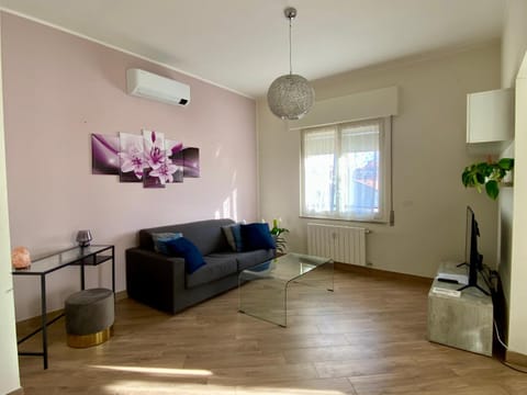Bird's eye view, TV and multimedia, Living room, Seating area, air conditioner