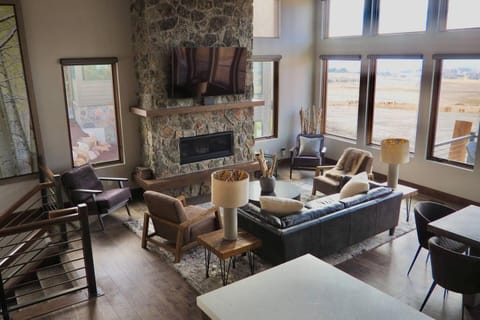TV and multimedia, Living room, Seating area, fireplace