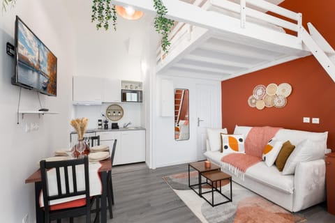 Bed, TV and multimedia, Photo of the whole room, Dining area