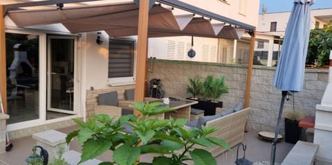 Property building, Patio, Day, Balcony/Terrace, Seating area