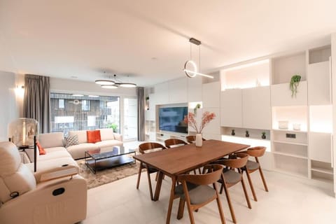 Communal lounge/ TV room, TV and multimedia, Kitchen or kitchenette, Living room, Seating area, Dining area