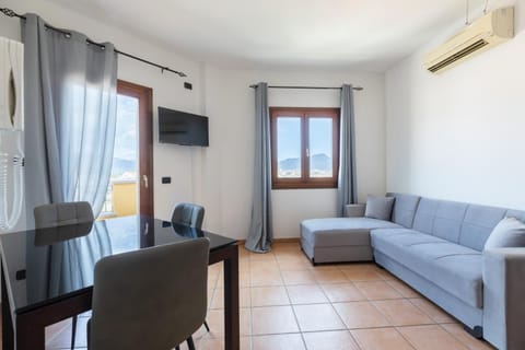 Communal lounge/ TV room, TV and multimedia, Living room, Seating area, Dining area, Evening entertainment, air conditioner