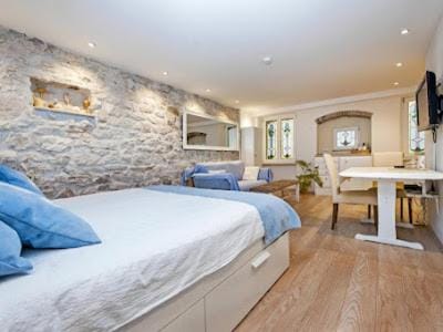 Bed, Living room, Photo of the whole room, Seating area, Dining area