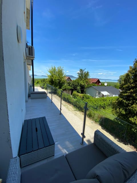 Balcony/Terrace, Lake view
