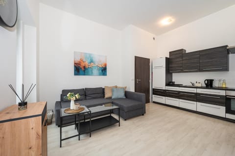 Kitchen or kitchenette, Living room, Seating area, Dining area, oven, stove