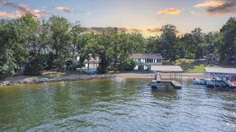 Family Vacation on the lake water toys king bed House in Lake of the Ozarks