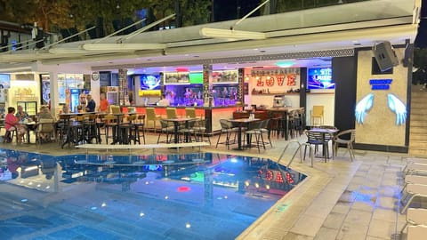 Restaurant/places to eat, Evening entertainment, Pool view, Swimming pool, Swimming pool
