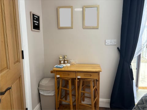 Private Detached Small Bedroom and Bathroom Only- This is not an apartment- No clothes storage- no cooking facilities Apartment in Northern Ireland