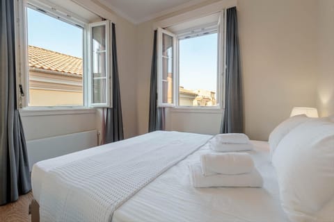 Bed, Bedroom, towels
