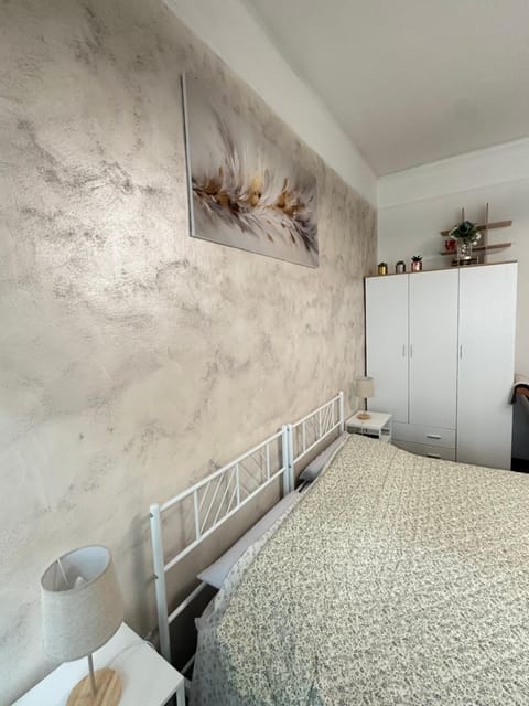 Photo of the whole room, Bedroom, wardrobe