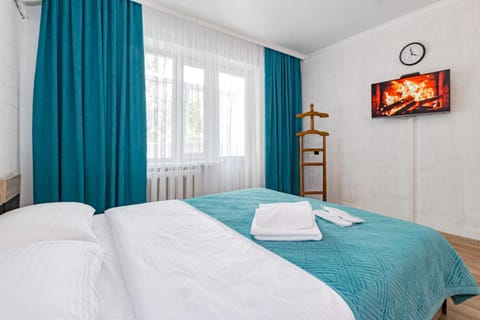 Bed, TV and multimedia, Photo of the whole room, towels
