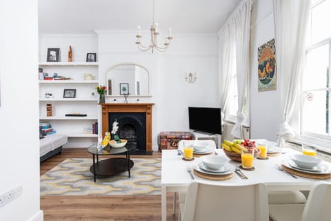 TV and multimedia, Seating area, Dining area