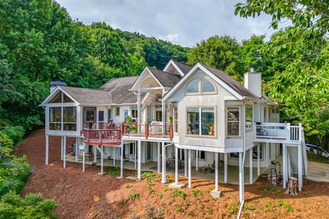 Million-Dollar Views and Patio Hiawassee Hideaway House in Chatuge Lake