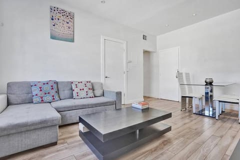 Miami Beach Home, 7 guests, Steps from the beach Apartment in Flamingo Lummus