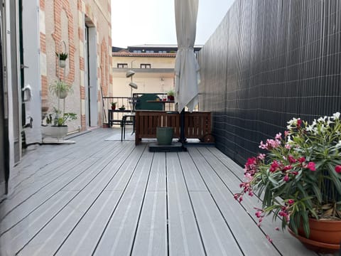 Property building, Patio, Balcony/Terrace, Balcony/Terrace, Dining area