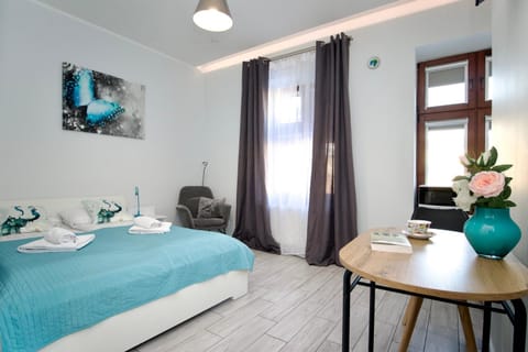 Bed, Photo of the whole room, Seating area, Dining area