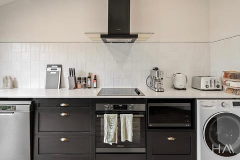 Coffee/tea facilities, Kitchen or kitchenette, dishwasher, stove, toaster, washing machine, dryer