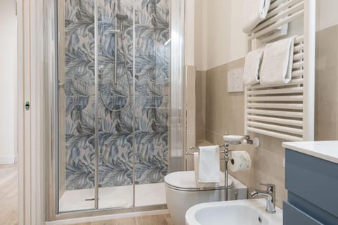 Shower, Toilet, Bathroom, towels