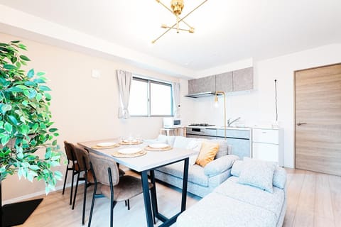 Kitchen or kitchenette, Living room, Seating area, Dining area