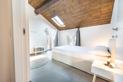 Bed, Photo of the whole room, Bedroom, towels