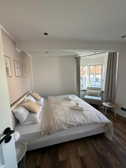 Bed, Bedroom, towels