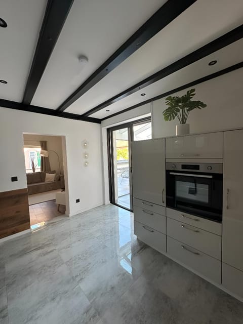 Balcony/Terrace, oven, kitchen