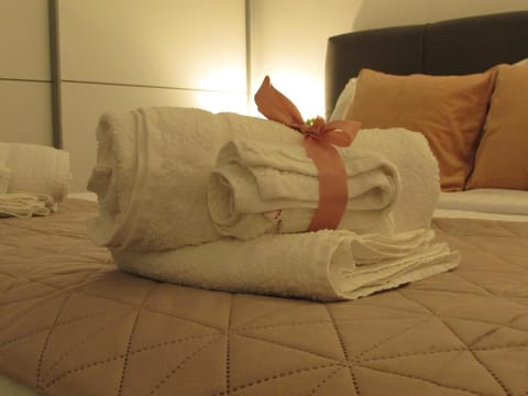 Bed, towels