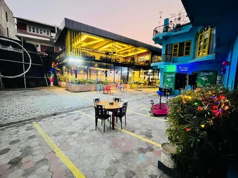 Property building, Restaurant/places to eat, Day, Banquet/Function facilities, Location